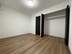 6帖。木の温もりを感じるフローリングとシンプルなクロスです＾＾広めのクローゼットもあり荷物もすっきり片付けられ、ゆとりのある暮らしが出来ます＾＾