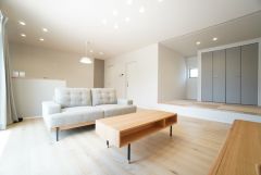 家族が集まる開放的なリビング。思い思いの時間を過ごしたり食事をしたり、素敵な団らんの場になりますね。