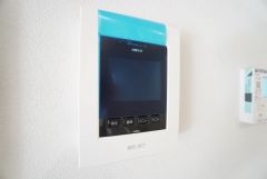 防犯性、セキュリティ対策に安心できるテレビモニター付きインターフォンです。セールスマン対策にもなり安心できます。
