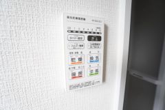 雨の日の洗濯も安心できる浴室暖房乾燥機付き浴室。リモコンで操作もボタン1つで簡単。