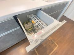 炊事時間を大幅に短縮できる食器洗浄乾燥機付き＾＾食器を洗う手間が減るので家族とのコミュニケーションの時間や自分の時間が増えますね。