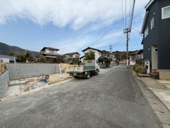 前面道路は東側約6ｍの公道に面しています。