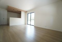 リビングは広々とした設計で、家族が集い、寛ぐ暮らしの空間を演出しています。思い思いの時間を過ごしたり、家族みんなで食事をしたり、素敵な団らんの場になりますね。