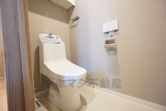 ウォシュレット、暖房便座、節電・節水機能など、使い勝手のよい高機能トイレです。上部には収納棚が付いています＾＾