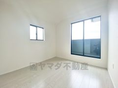 2面採光を確保した明るい室内は、風通しも良く、大変居心地の良い空間となっております。日当たりがよく、子供部屋としての利用もおすすめ。