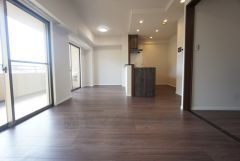 大きな掃き出し窓のあるリビングは、陽光あふれる明るい空間です。ゆったりと寛げる憩いの場となりそうです。 