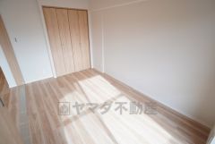 5.7帖。住む人のこだわりを活かす洋室＾＾広めのクローゼットもあり荷物もすっきり片付けられ、ゆとりのある暮らしが出来ます＾＾