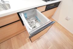 炊事時間を大幅に短縮できる食器洗浄乾燥機付き＾＾食器を洗う手間が減るので家族とのコミュニケーションの時間や自分の時間が増えますね。