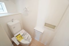 温水洗浄機付トイレです。節水機能もあるので、安心して使えますね。もちろん、1階2階の2ヶ所にトイレがあるので、忙しい朝にもゆとりができますね。
