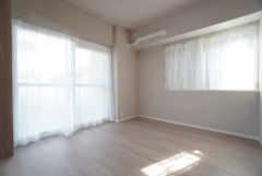 2面採光を確保した明るい室内は、風通しも良く、大変居心地の良い空間となっております。爽やかな風を感じて起きる朝は、快適生活の始まりに。
