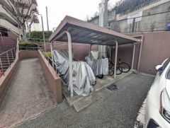 駐輪場。エントランスへはスロープがあり、ベビーカーや車椅子の方でもスムーズに行き来できますね＾＾