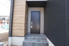 家の顔となる玄関扉がかっこいいと、たくさんの人を招き入れたくなりますね＾＾奥まって設置されており、雨にも濡れにくくなっています。