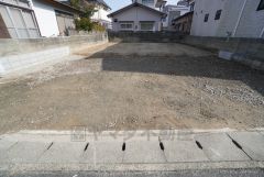 駐車スペースはゆとりある3台分を確保。マイカー用に、お客さま用に、余裕を持ってご利用いただけます。 