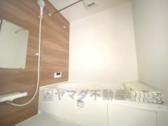 1日の疲れを癒すくつろぎのバスルーム。足を伸ばしてもゆったりと入れるサイズです。お子様と一緒にお風呂に入っても狭くないですね＾＾