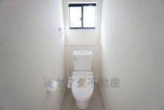 1階2階の2ヶ所にトイレがありますので、忙しい朝にも家族に気を使わず、ゆとりが生まれますね＾＾ 小窓付きで換気する時に便利です＾＾