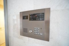 オートロックは、外部の人が自由に建物内に出入りできないため、不審者の侵入防止効果があります。セキュリティ充実。安心のできる暮らしをご提供致します。