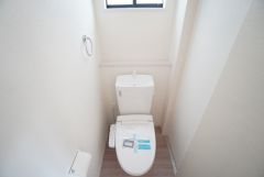 1階2階の2ヶ所にトイレがありますので、忙しい朝にも家族に気を使わず、ゆとりが生まれますね＾＾ 小窓付きで換気する時に便利です＾＾