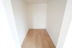 洋室にはウォークインクローゼットが設けられています。たっぷり収納できるので衣替えの心配もいりませんね＾＾