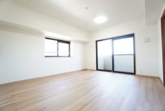 リビングは広々とした設計で、家族が集い、寛ぐ暮らしの空間を演出しています。思い思いの時間を過ごしたり、家族みんなで食事をしたり、素敵な団らんの場になりますね。