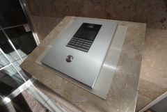 オートロックは、外部の人が自由に建物内に出入りできないため、不審者の侵入防止効果があります。