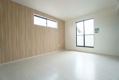 デザインクロスが2階洋室の雰囲気を上品に仕上げています。いつもと違う雰囲気のお部屋をお楽しみください。