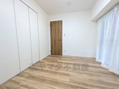 5帖。木の温もりがやさしいフローリングとシンプルなクロスで、住む人のこだわりを活かす洋室＾＾広めのクローゼットもあり荷物もすっきり片付けられ、ゆとりのある暮らしが出来ます＾＾ 