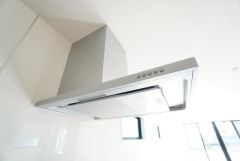 お手入れが簡単なスリム型レンジフードです。調理により発生する油煙や臭いを吸い込み、屋外へ排気してくれます。