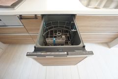 炊事時間を大幅に短縮できる食器洗浄乾燥機付き＾＾食器を洗う手間が減るので家族とのコミュニケーションの時間や自分の時間が増えますね。