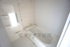 1日の疲れを癒すくつろぎのバスルーム。足を伸ばしてもゆったりと入れるサイズです。お子様と一緒にお風呂に入っても狭くないですね＾＾