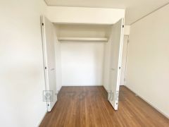 洋室にはハンガーパイプ付きのクローゼットが設けられています。たっぷり収納できるので衣替えの心配もいりませんね＾＾