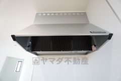 コンロ上には換気扇完備＾＾すぐ横に小窓が設けられているので、換気扇と合わせてWで換気できます＾＾