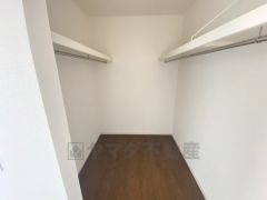 寝室にはハンガーパイプ付きのウォークインクローゼットが設けられています。たっぷり収納できるので衣替えの心配もいりませんね＾＾