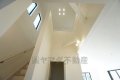 LDKは上部吹抜けで明るく開放感のある空間＾＾天井まで見渡すことが可能であるため視線の抜けが良く、実際の部屋の広さよりも広く感じます＾＾
