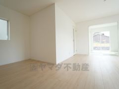 大きな掃き出し窓のあるリビングは、陽光あふれる明るい空間です。ゆったりと寛げる憩いの場となりそうです。