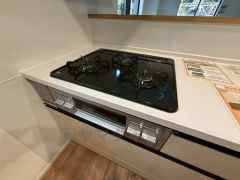 3種類の料理が同時に調理できる、3口ガスコンロ。忙しい夕食の支度時間が短縮できて効率よくお料理が楽しめます。