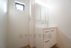 三面鏡裏収納付き洗面化粧台です＾＾ 歯磨きセットやスキンケア用品などの収納に便利ですね。 ランドリースペース上部には小窓も付いており換気に便利です＾＾