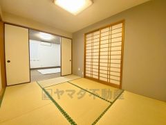 リビング隣には、ホッとできる和室を用意。客間としてはもちろん、お子様のお昼寝スペースや書斎としても活躍してくれそうです＾＾