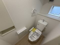 1階2階の2ヶ所にトイレがありますので、忙しい朝にも家族に気を使わず、ゆとりが生まれますね＾＾ 小窓付きで換気する時に便利です＾＾
