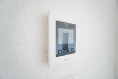 防犯性、セキュリティ対策に安心できるテレビモニター付きインターフォンです。セールスマン対策にもなり安心できます。