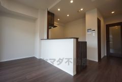 ダウンライトでお洒落なダイニング＾＾収納も、作業スペースも広々と設けられた使いやすいシステムキッチンです＾＾ 