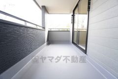 幅広のインナーバルコニーは多少の雨でも洗濯物を守ってくれ、家事を助けてくれること間違いなし。眩しすぎる日差しも和らげます＾＾