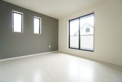 主寝室としてお使いいただけそうなこちらのお部屋は、日当たりが良く、爽やかな風を感じて起きる朝は、快適生活の始まりに。アクセントクロスでシックで落ち着いた雰囲気のお部屋＾＾