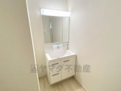三面鏡にハンドシャワー付きで使いやすい洗面台です＾＾鏡裏と洗面ボウル下に収納付きの洗面台なので、整理整頓ができスッキリと使えます＾＾