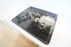複数の調理を一度に行うことができる3口コンロ。効率よくお料理が出来ます。毎日のお料理も楽しくなりますね＾＾