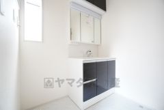 三面鏡裏収納付き洗面化粧台です＾＾ 歯磨きセットやスキンケア用品などの収納に便利ですね。