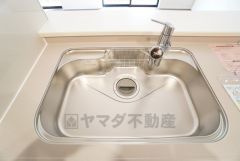 大きなお鍋も楽々洗える幅の広いシンクです＾＾ステンレスシンクなので簡単にお掃除できますよ。洗剤やスポンジもすっきりできる収納付き。