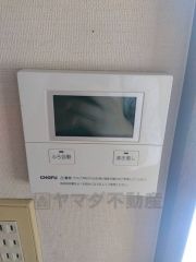 キッチンから楽々操作できる給湯器リモコンです＾＾忙しい夕飯の準備の時間帯に重宝しますね。