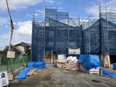 駐車スペースはゆとりある並列3台分を確保。マイカー用に、お客さま用に、余裕を持ってご利用いただけます＾＾ 