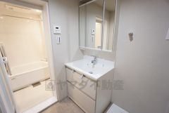 三面鏡付き洗面台。 収納も一体型になっているので、ドライヤーやヘアアイロンの置き場に困りませんね＾＾