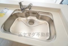 大きなお鍋も楽々洗える幅の広いシンクです＾＾ステンレスシンクなので簡単にお掃除できますよ。洗剤やスポンジもすっきりできる収納付き。